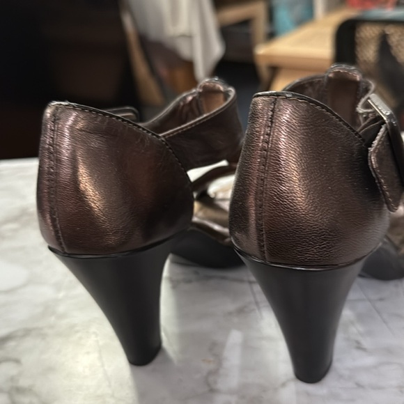 Sofft Leather T-strap Heeled Metallic Sandal Top Size 6, LIKE NEW!! - Picture 4 of 6